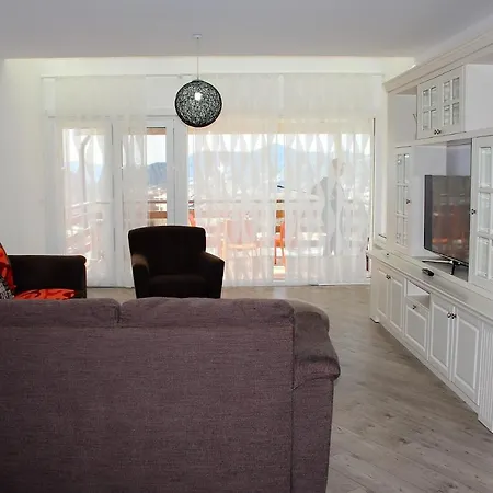 Tea At Long Hill Residence, Albania Apartment *